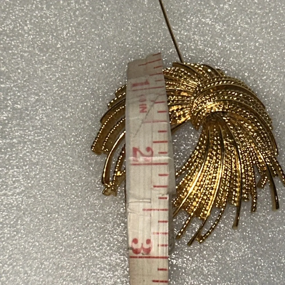 Vintage Monet Mirador
Brooch Gold Tone Starburst size 2" X 2" - Picture 14 of 17